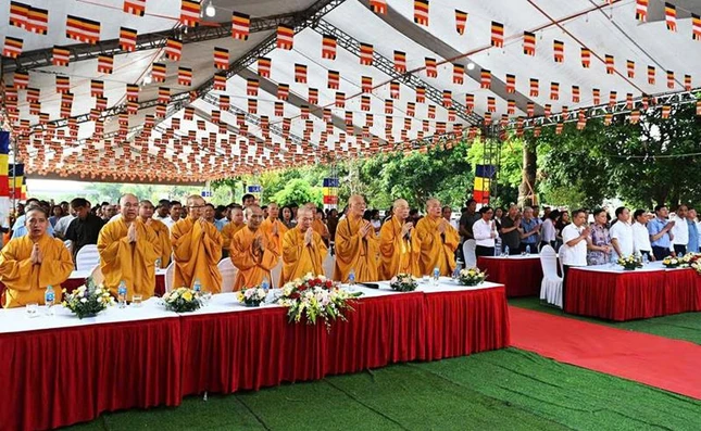 Chư tôn đức và đại biểu tham gia Chư tôn đức và đại biểu tham gia