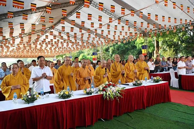 Chư tôn đức cử hành dâng hương và thực hiện nghi thức khởi công Chư tôn đức cử hành dâng hương và thực hiện nghi thức khởi công