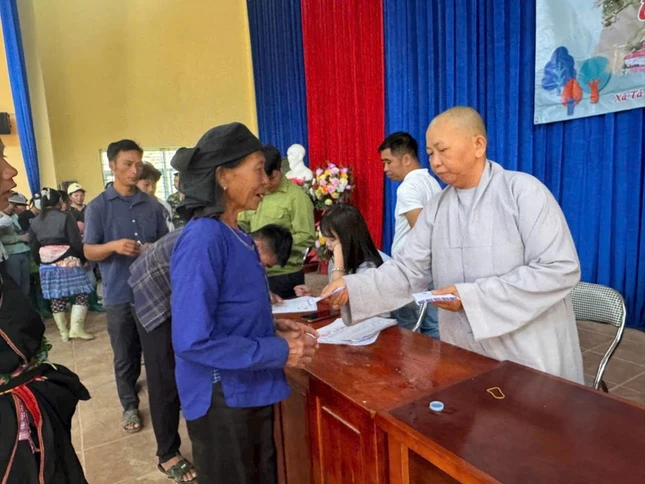 Ni sư Thích nữ Hạnh Như trao quà hỗ trợ đến bà con Ni sư Thích nữ Hạnh Như trao quà hỗ trợ đến bà con