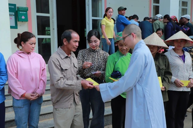 Ni sư Thích nữ Huệ Đức trao hỗ trợ đến bà con vùng bão lũ