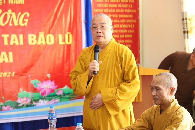 Trưởng lão Hòa thượng Thích Thanh Nhiễu động viên bà con vượt qua khó khăn