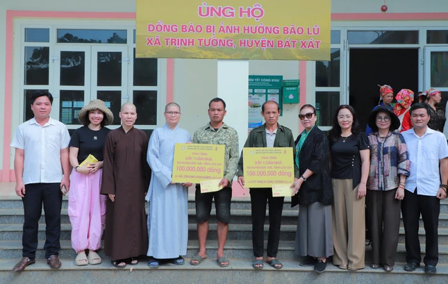 Đoàn từ thiện Quan Âm tu viên trao hỗ trợ đến gia đình bị mất nhà trong bão lũ