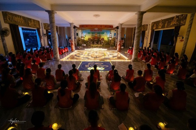 Các sinh viên thực tập tọa thiền Các sinh viên thực tập tọa thiền