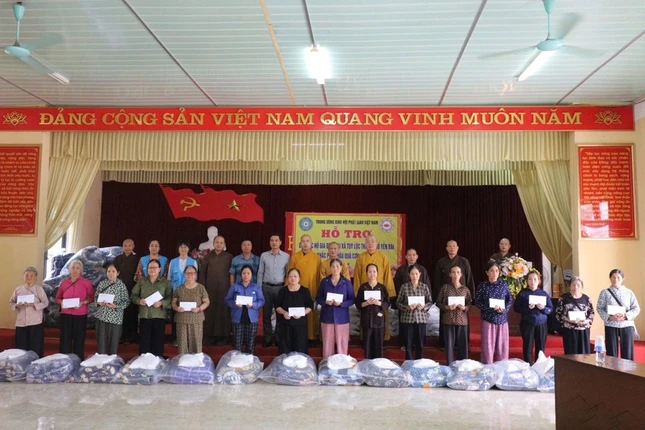 Chư tôn đức lãnh đạo GHPGVN trao 100 phần quà tại tỉnh Yên Bái