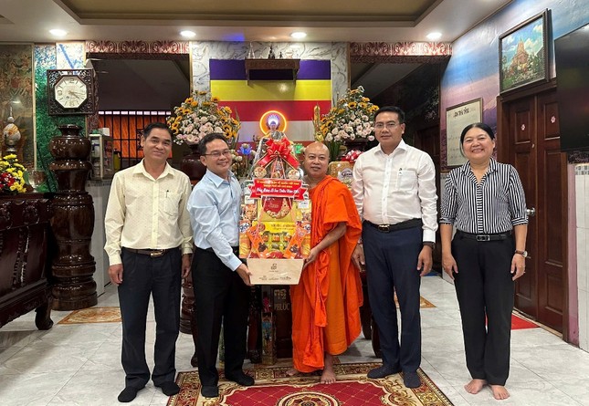 Phó Chủ tịch Ủy ban MTTQVN TP.HCM Phạm Minh Tuấn chúc mừng Lễ Sene Đôn-ta tại chùa Pothiwong, Q.Tân Bình