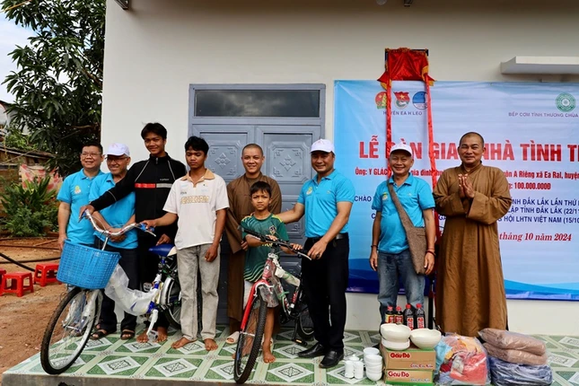 Trao quà trong ngày vui có nhà mới Trao quà trong ngày vui có nhà mới