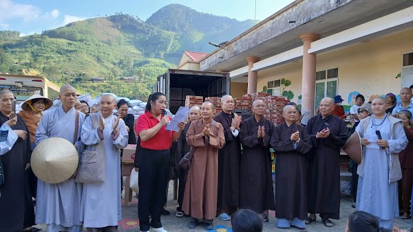 Phân ban Ni giới và Ban Kinh tế - Tài chính Giáo hội GHPGVN tỉnh Đồng Tháp tại chương trình "Chung một tấm lòng hướng về miền Bắc"