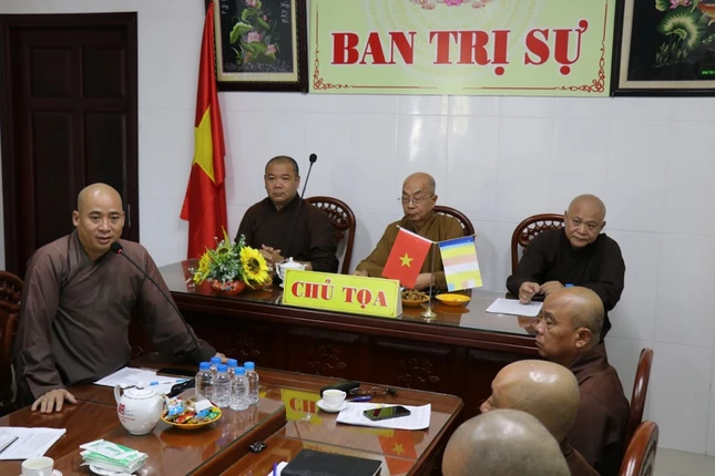 Đại đức Thuận báo cáo tại buổi họp