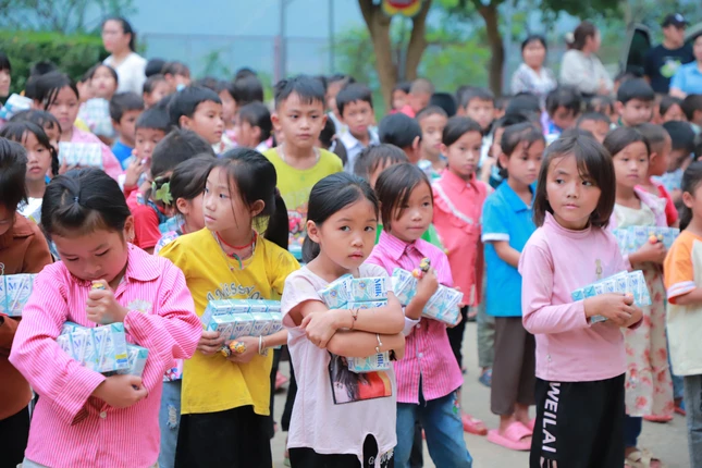 Các học sinh trường bán trú nhận quà của đoàn Các học sinh trường bán trú nhận quà của đoàn