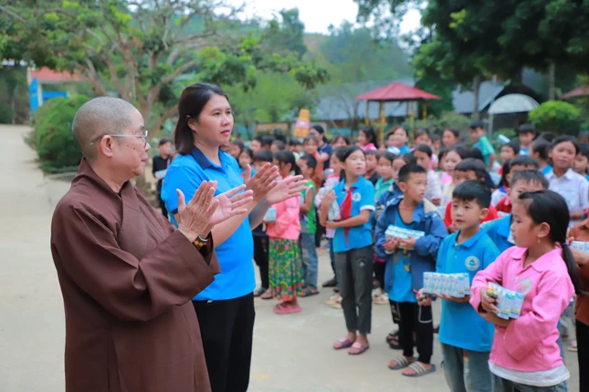 Ni trưởng Thích nữ Nhật Khương trưởng đoàn chia sẻ với các học sinh Trường Trường Phổ thông Dân tộc Bán trú Tiểu học Nậm Mòn 1 Ni trưởng Thích nữ Nhật Khương trưởng đoàn chia sẻ với các học sinh Trường Trường Phổ thông Dân tộc Bán trú Tiểu học Nậm Mòn 1