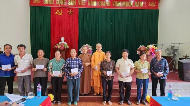 Đoàn trao quà đến những hộ nghèo