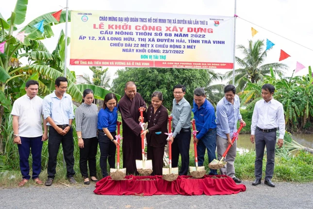 Đại đức Thích Minh Trí đã vận động xây 150 cây cầu, 30 đoạn đường và 24 căn nhà tình thương