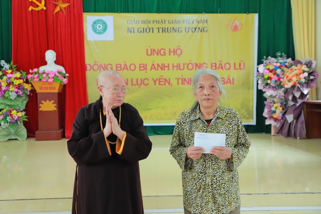 Ni trưởng Thích nữ Như Như trao quà đến hộ bị ảnh hưởng nặng nề do bão lũ