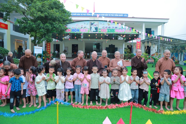 Đoàn cũng tặng 100 triệu đồng cho điểm Trường mầm non Minh Tiến và các phần quà gồm: sữa, bánh và áo len cho các em nhỏ