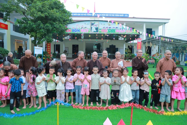 Đoàn cũng tặng 100 triệu đồng cho điểm Trường mầm non Minh Tiến và các phần quà gồm: sữa, bánh và áo len cho các em nhỏ