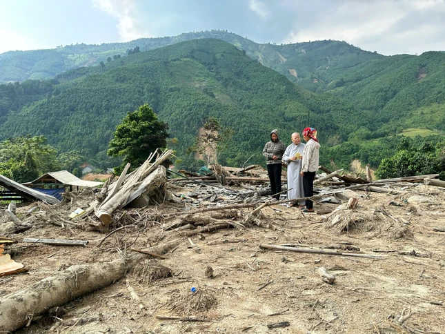 Thăm 1 gia đình bị sập mất nhà