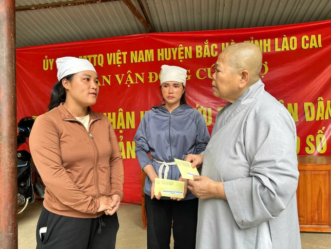 Ni trưởng Thích nữ Tịnh Nghiêm thăm và hỗ trợ đồng bào tại xã Cốc Ly, H.Bắc Hà, tỉnh Lào Cai