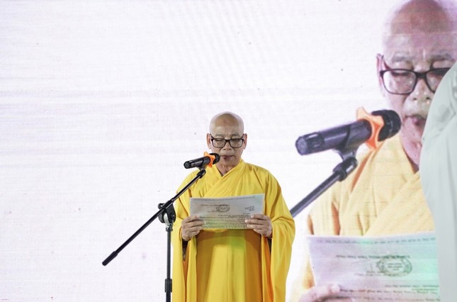 Thượng tọa Thích Hạnh Huệ, Trưởng ban Tổ chức đã tuyên đọc Thông bạch của Hội đồng Trị sự GHPGVN về việc vận động cứu trợ đồng bào bị thiệt hại do bão số 3