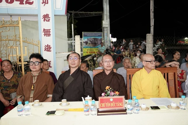 Chư Tăng, Phật tử tham dự