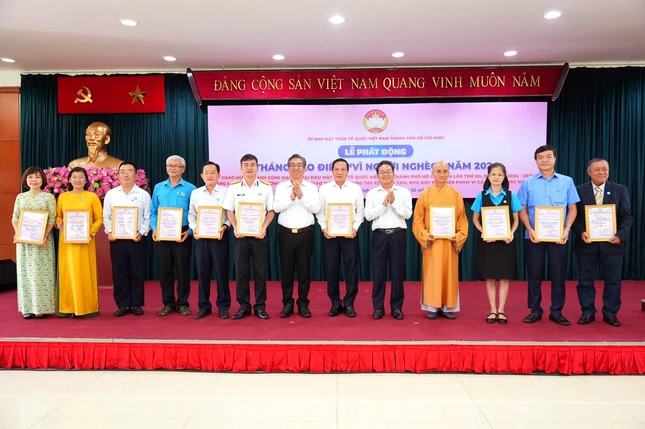 Đại diện các đơn vị, cá nhân nhận thư cảm ơn của Ban Thường trực Ủy ban MTTQVN TP.HCM tham gia đóng góp tại "Tháng hoạt động cao điểm vì người nghèo" Thành phố năm 2024 - Ảnh: Long Hồ
