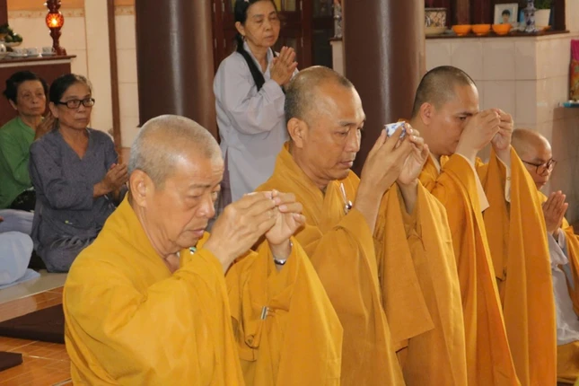 Chư tôn đức đại diện môn đồ pháp quyến dâng trà