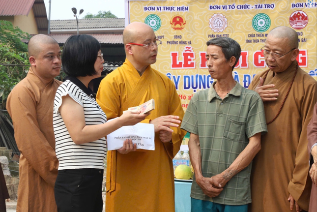 Đại diện đoàn trao tài trợ xây nhà đến gia đình