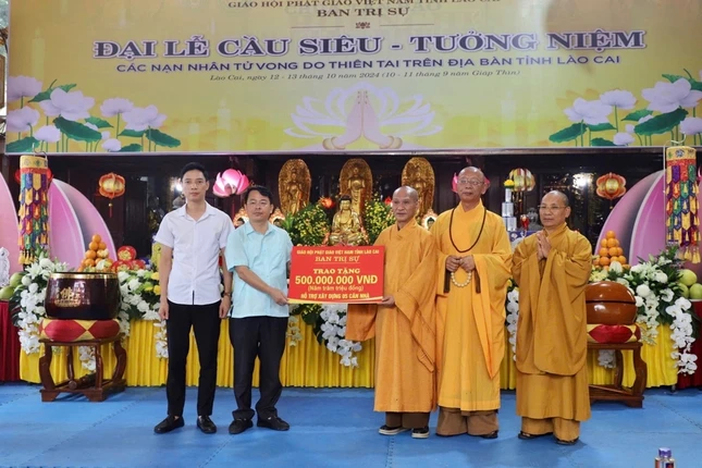 Hòa thượng Thích Thanh Điện, Trưởng ban Trị sự GHPGVN tỉnh Lào Cai trao tặng hỗ trợ xây dựng 5 căn nhà đến đại diện chính quyền