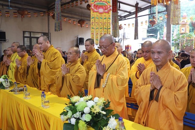 Chư tôn đức cùng toàn thể lãnh đạo chính quyền và nhân dân thực hiện dâng hương cầu nguyện âm siêu dương thái Chư tôn đức cùng toàn thể lãnh đạo chính quyền và nhân dân thực hiện dâng hương cầu nguyện âm siêu dương thái