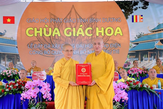 Hòa thượng Thích Huệ Thông trao quyết định đến Ni sư tân trụ trì