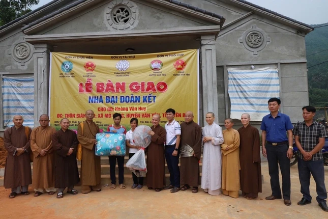 Phân ban Phật tử dân tộc T.Ư bàn giao nhà Đại đoàn kết cho gia đình ông Hoàng Văn Huy Phân ban Phật tử dân tộc T.Ư bàn giao nhà Đại đoàn kết cho gia đình ông Hoàng Văn Huy