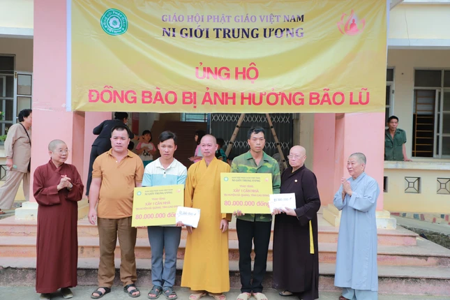 Đoàn Phân ban Ni giới T.Ư cùng đại diện Ban Trị sự tỉnh Cao Bằng trao hỗ trợ xây nhà đến 2 gia đình bị ảnh hưởng bão lũ