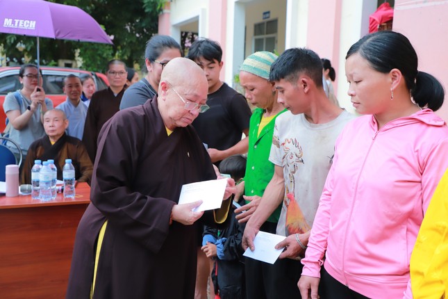 Ni trưởng Thích nữ Như Như trao quà đến bà con tỉnh Cao Bằng Ni trưởng Thích nữ Như Như trao quà đến bà con tỉnh Cao Bằng