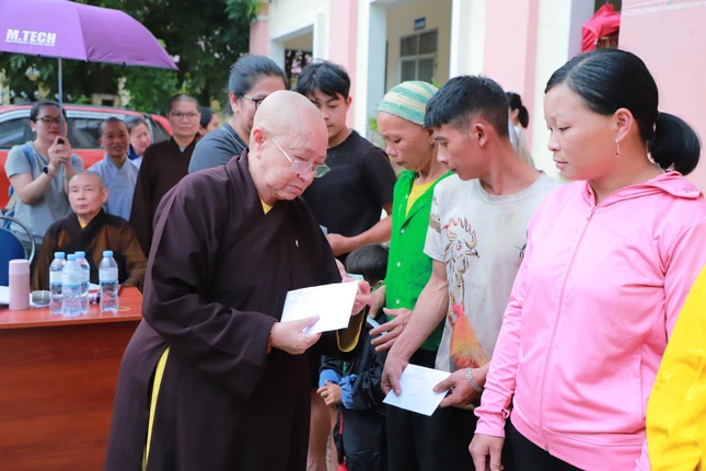 Ni trưởng Thích nữ Như Như trao quà đến bà con tỉnh Cao Bằng