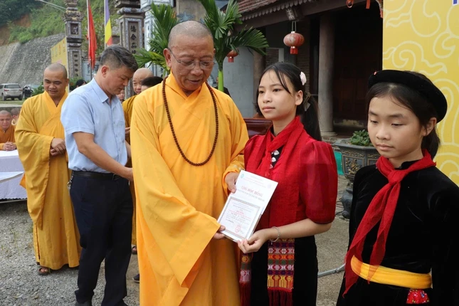 Thượng tọa Thích Quảng Tuấn trao học bổng cho học sinh Thượng tọa Thích Quảng Tuấn trao học bổng cho học sinh