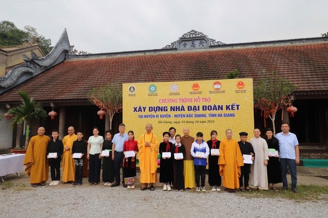 Đoàn trao 10 học bổng cho học sinh, sinh viên