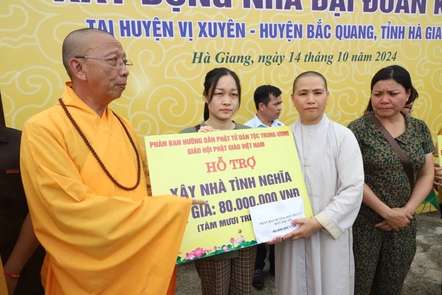 Đoàn hỗ trợ chi phí xây nhà đến hộ khó khăn do bão lũ Đoàn hỗ trợ chi phí xây nhà đến hộ khó khăn do bão lũ