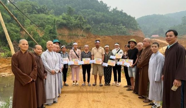 Đoàn trao quà đến bà con bị ảnh hưởng nặng nề do bão lũ Đoàn trao quà đến bà con bị ảnh hưởng nặng nề do bão lũ