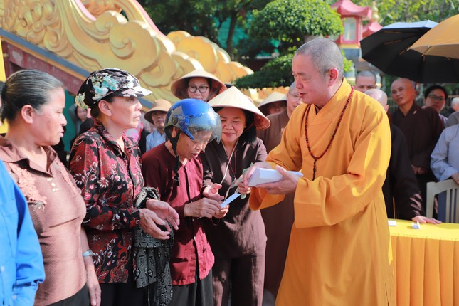 Thượng tọa Thích Thanh Hòa, Trưởng ban Trị sự GHPGVN tỉnh Thái Bình trao quà đến bà con địa phương