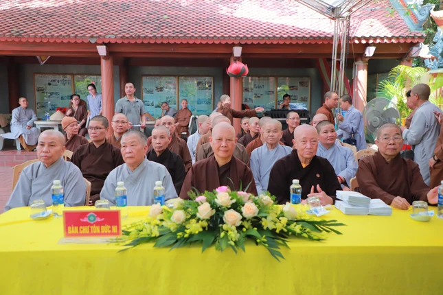 Chư Ni Phân ban Ni giới T.Ư tại điểm trao quà chùa Từ Vân