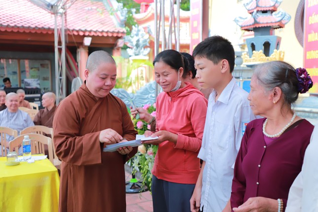 Đoàn Phân ban Ni giới T.Ư trao quà tại tỉnh Thái Bình, điểm cuối của hành trình đến chia sẻ với đồng bào bị ảnh hưởng thiên tai ở các tỉnh thành miền Bắc