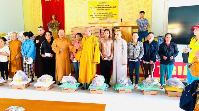 Đoàn trao quà tại Quảng Bình