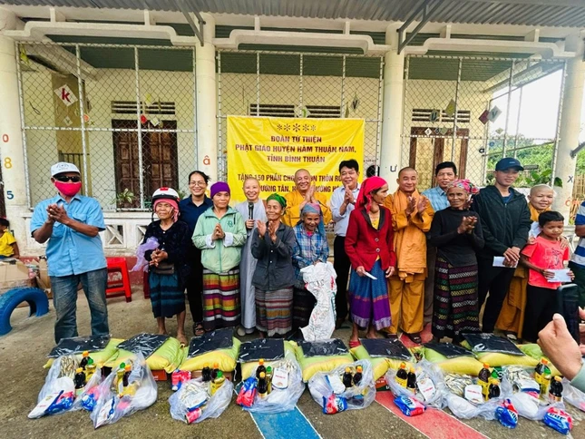 Đoàn trao quà tại thôn Ruộng, xã Hướng Tân
