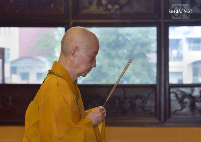 Đức Pháp chủ GHPGVN - Đại lão Hòa thượng Thích Trí Quảng niêm hương bạch Phật