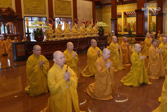 Chư tôn đức tham dự đảnh lễ Tam bảo tại lễ Bố-tát