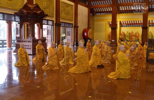 Chư Tăng vân tập định kỳ thính giới, cùng nhắc nhở nhau về giới pháp của hành giả xuất gia