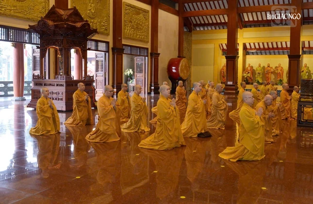 Chư Tăng vân tập định kỳ thính giới, cùng nhắc nhở nhau về giới pháp của hành giả xuất gia