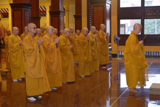 Niêm hương và đảnh lễ Tam bảo