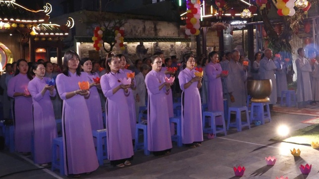 Đạo tràng Phật tử hoa đăng cúng dường nhân vía Đức Bồ-tát Quán Thế Âm Đạo tràng Phật tử hoa đăng cúng dường nhân vía Đức Bồ-tát Quán Thế Âm