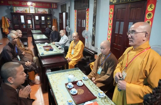 Thượng tọa Thích Lệ Lạc thăm hỏi chư tôn đức Ban Trị sự và bà con địa phương tại Văn phòng Ban Trị sự tỉnh Hà Giang