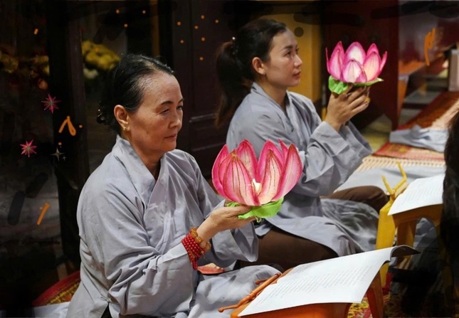 Cư sĩ Diệu Nhân Nguyễn Thị Xuân Loan hướng dẫn đạo tràng Phật tử